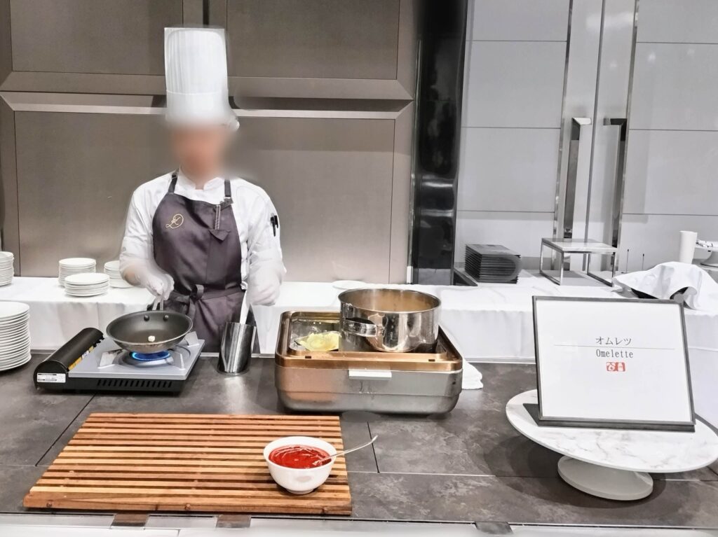 THE KAHALA HOTEL&RESORT YOKOHAMA（ザ・カハラ・ホテル＆リゾート 横浜）の朝食ビュッフェのオムレツのライブキッチンの写真