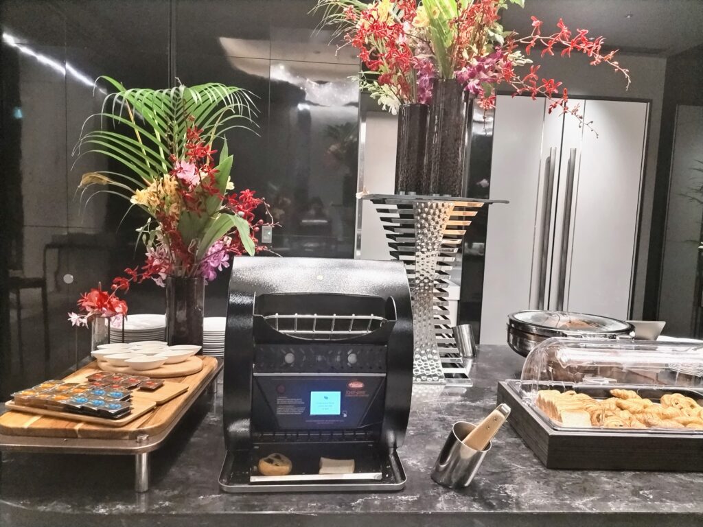 THE KAHALA HOTEL&RESORT YOKOHAMA（ザ・カハラ・ホテル＆リゾート 横浜）の朝食ビュッフェのパンコーナーの写真