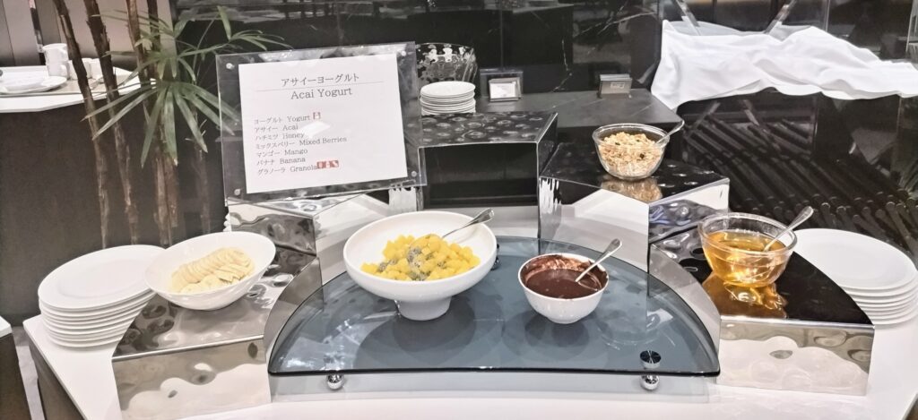 THE KAHALA HOTEL&RESORT YOKOHAMA（ザ・カハラ・ホテル＆リゾート 横浜）の朝食ビュッフェのアサイーヨーグルトの写真