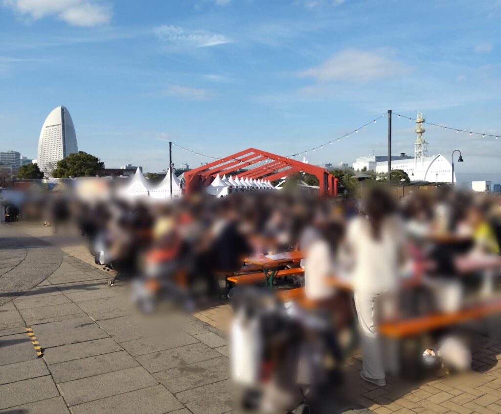 クリスマスマーケットin横浜赤レンガ倉庫の会場内の午後の写真